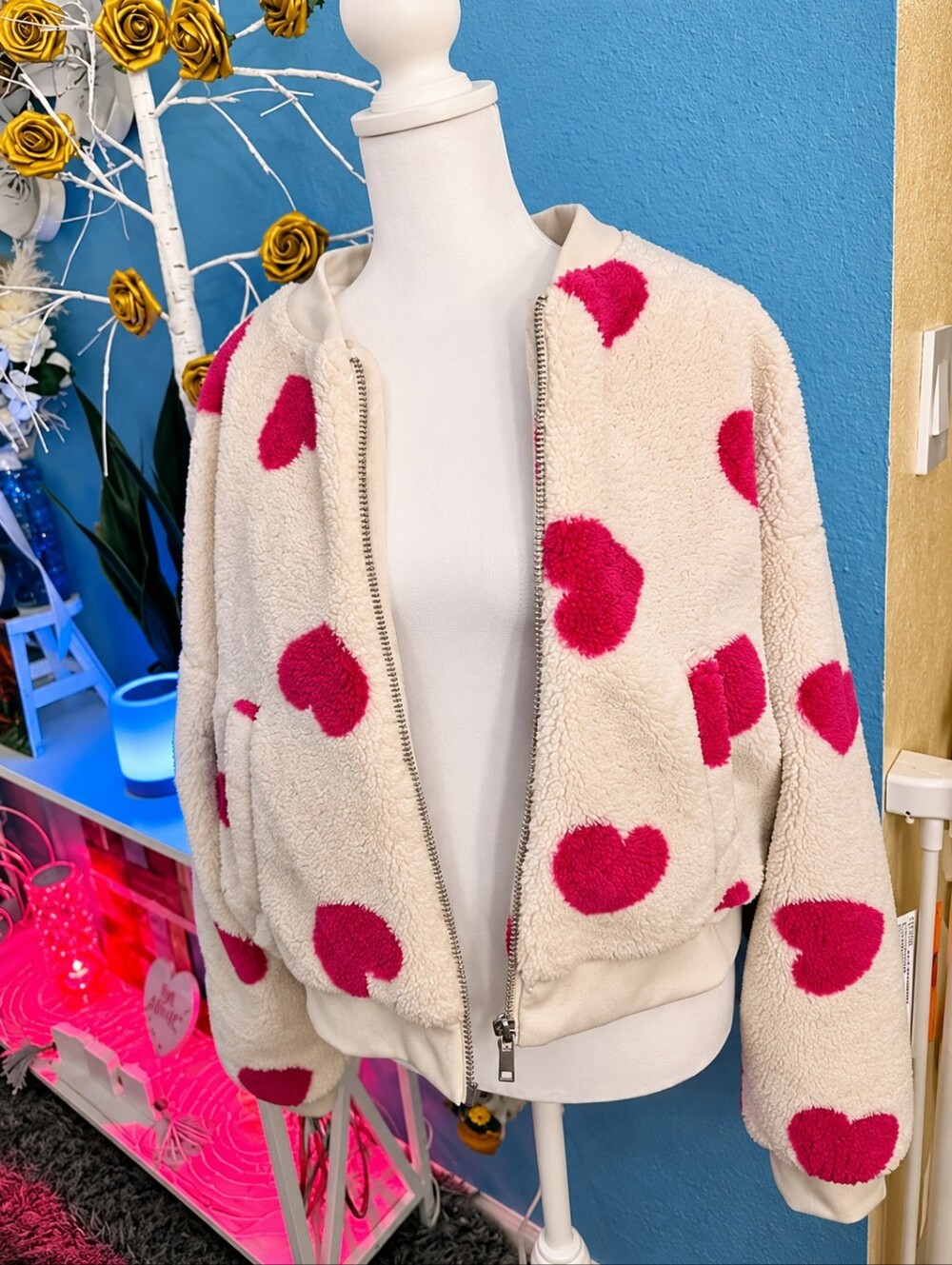 No Boundaries Cream Sherpa Zip-Up Cropped Jacket with Red Heart Print Size XL - Picture 2 of 8